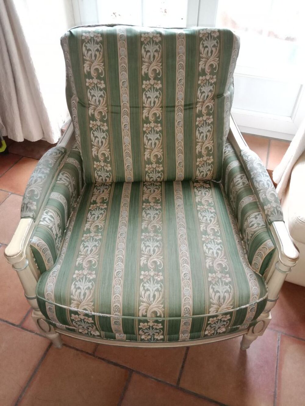 Canap&eacute; et deux fauteuils assortis Meubles
