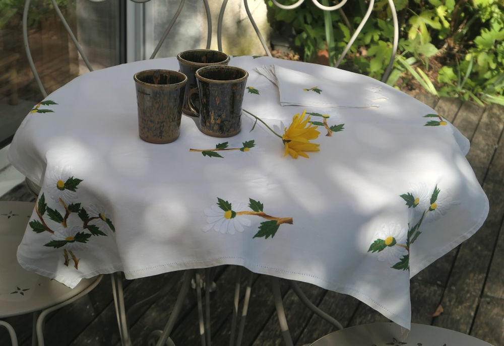 Nappe carr&eacute;e 90 cm toile coton blanc cass&eacute; brod&eacute;e de fleurs, Décoration