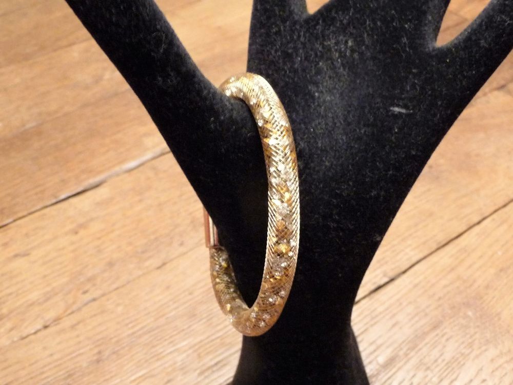 Bracelet Tube Dor&eacute; avec ses Strass Blanc et Fermoir Aimant&eacute; Bijoux et montres