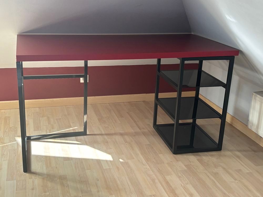 Bureau rouge avec &eacute;tag&egrave;res noires Meubles