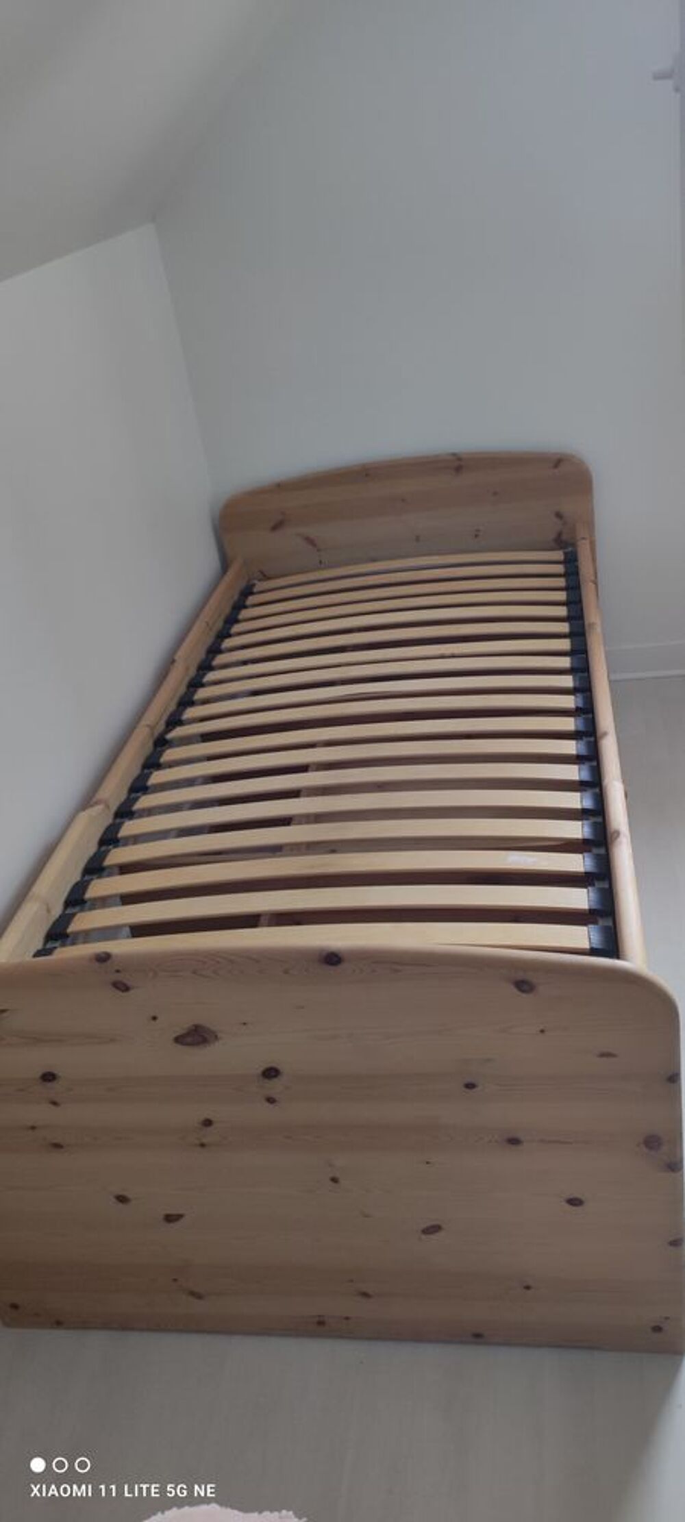 un lit 1 place 90*200 en pin massif cocktail Scandinave Mobilier enfants