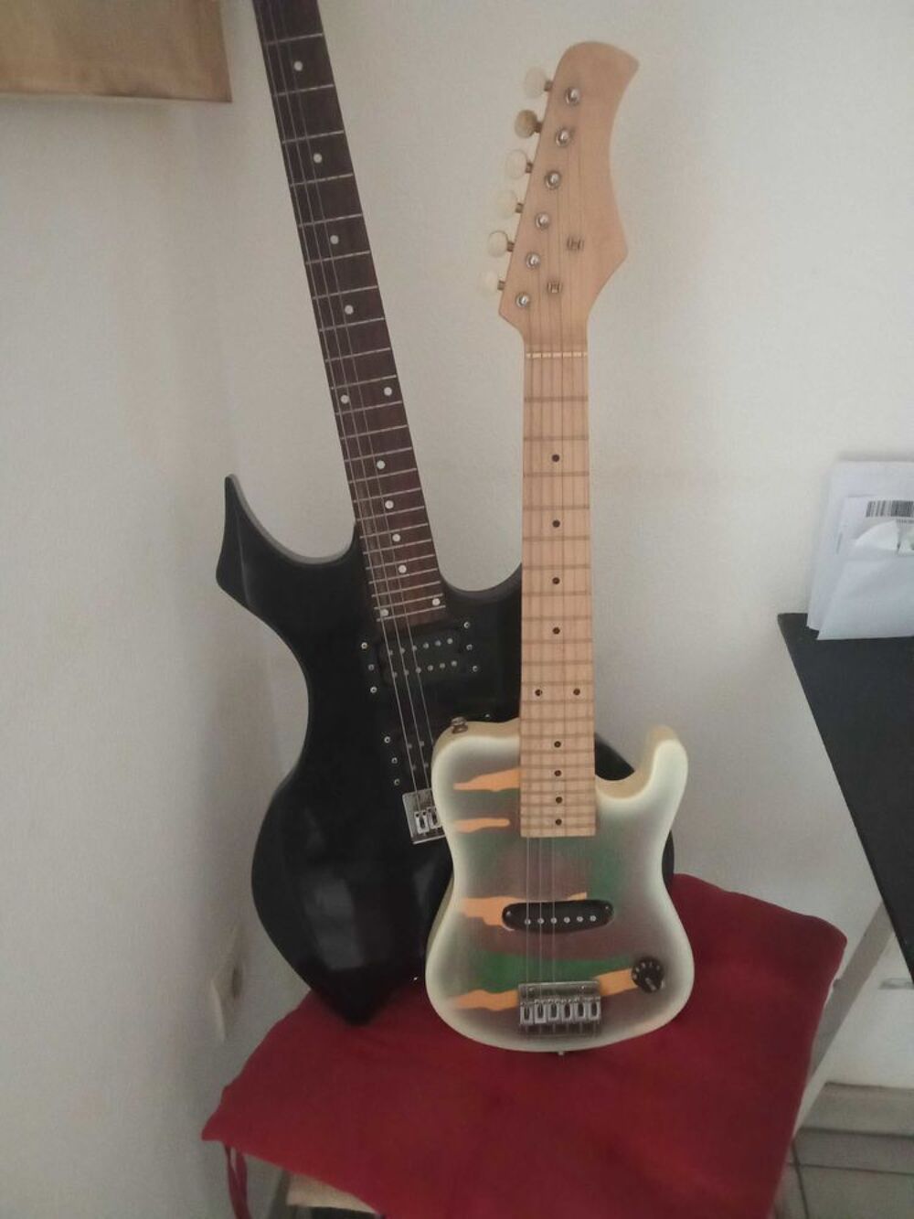deux guitares &eacute;lectriques (enfant et adulte) Audio et hifi