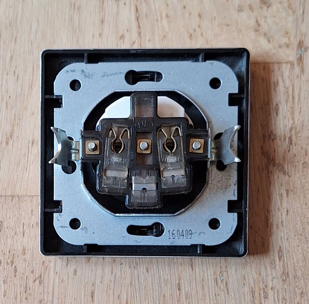 Prise &eacute;lectrique encastrable m&eacute;tal acier bross&eacute; Bricolage