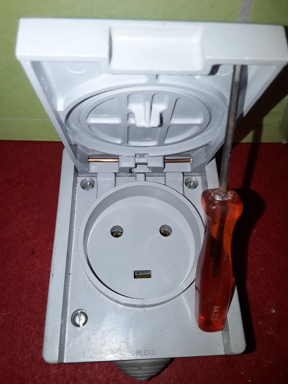 BOITIER ETANCHE PC 2P+T 16/20A Bricolage