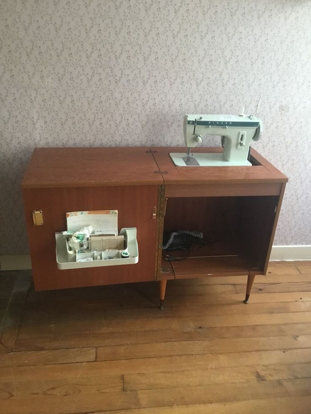Meuble avec machine &agrave; coudre escamotable Meubles
