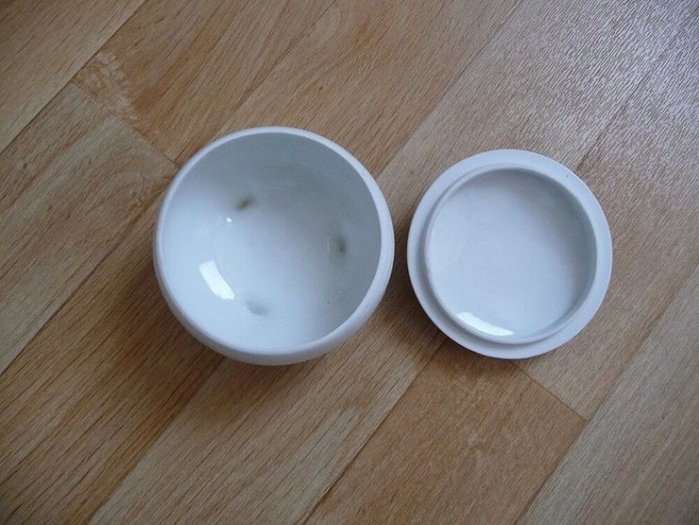 Bonbonni&egrave;re en porcelaine blanche Décoration