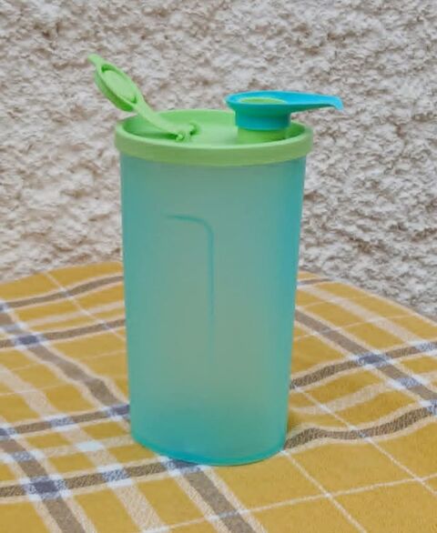 Récipient de 50 cl avec Bec Verseur : Tupperware 4 La Ferté-Alais (91)