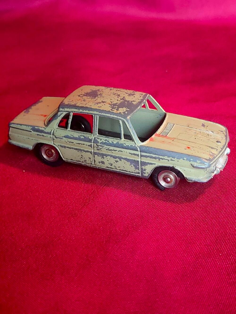Voiture miniature dinky toys BMW 1500 