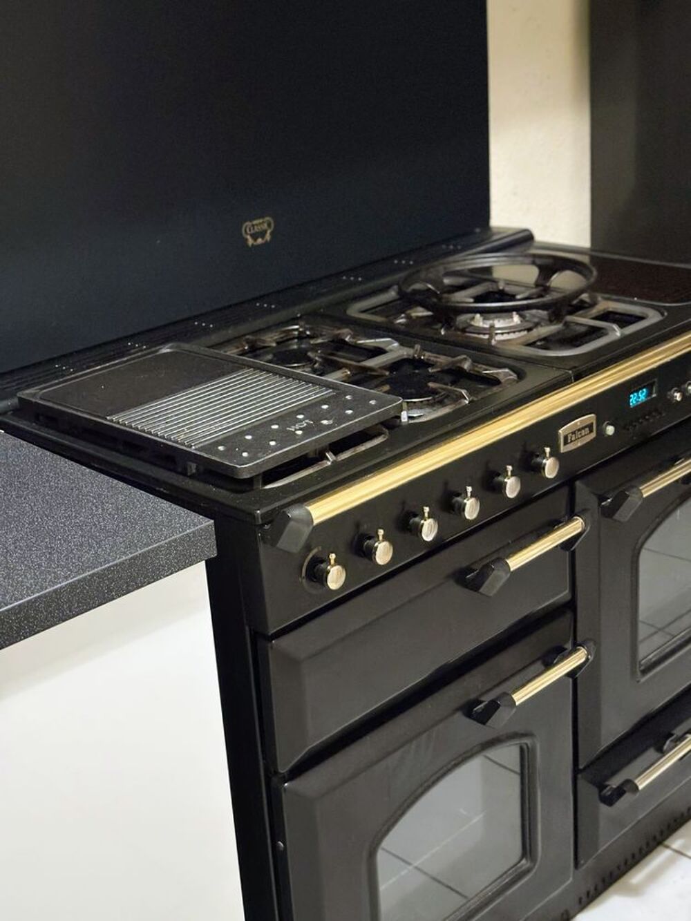 Cuisini&egrave;re "piano" Falcon Classic 110 noir mat cuivr&eacute;e. Cuisine