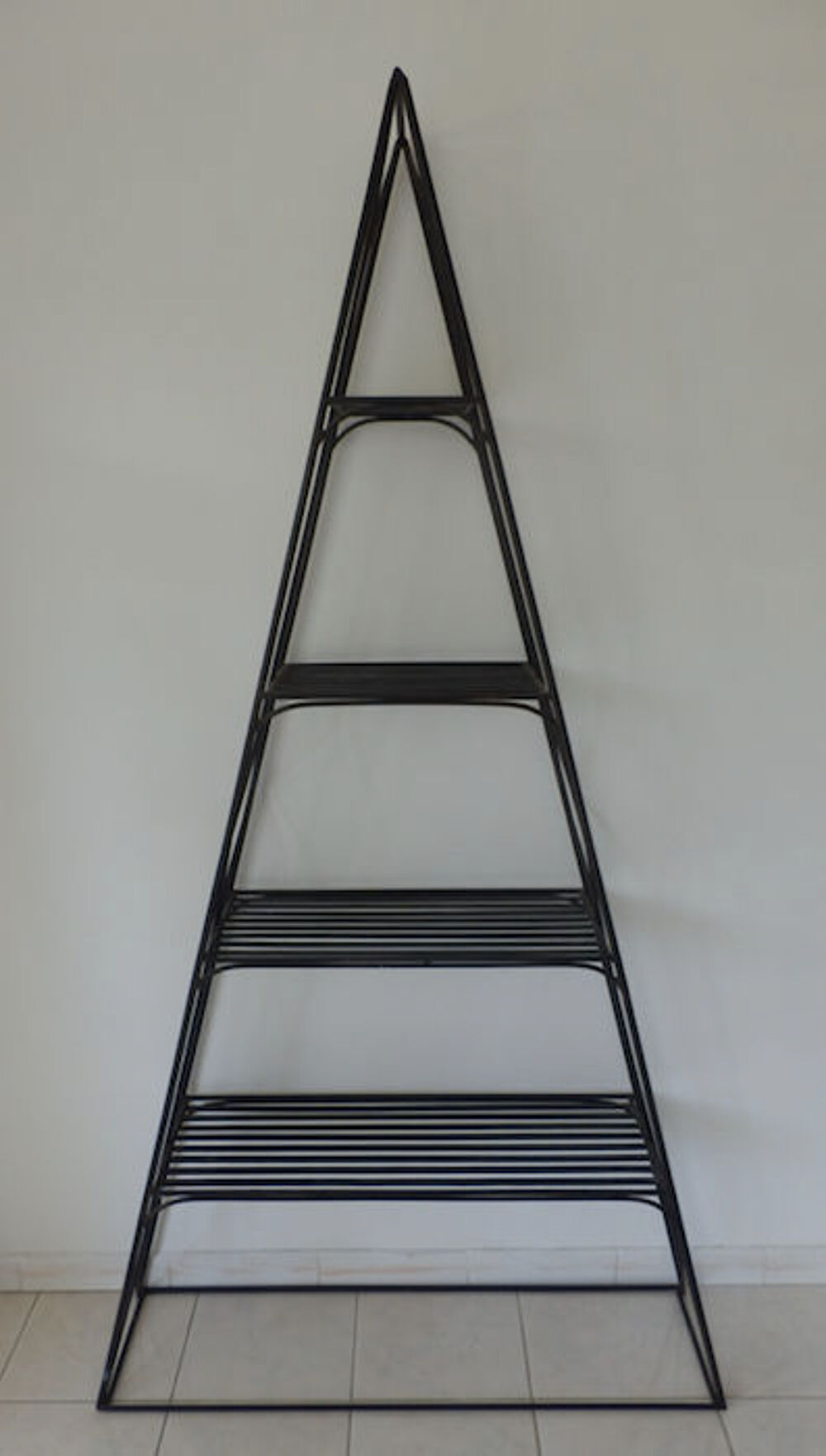 Etag&egrave;re Fer forg&eacute; design forme triangulaire
Meubles