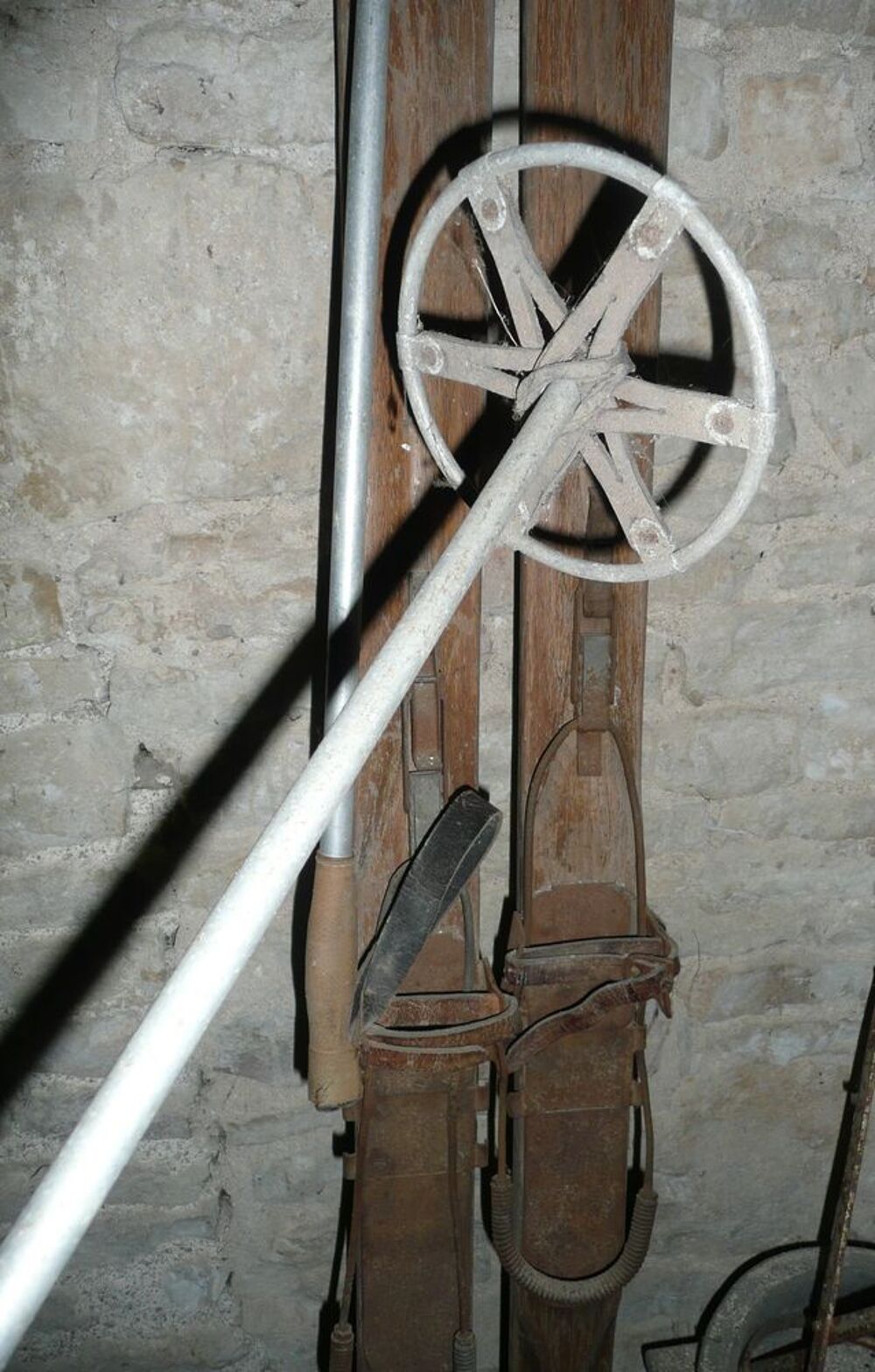 PAIRE DE SKIS anciens en bois 