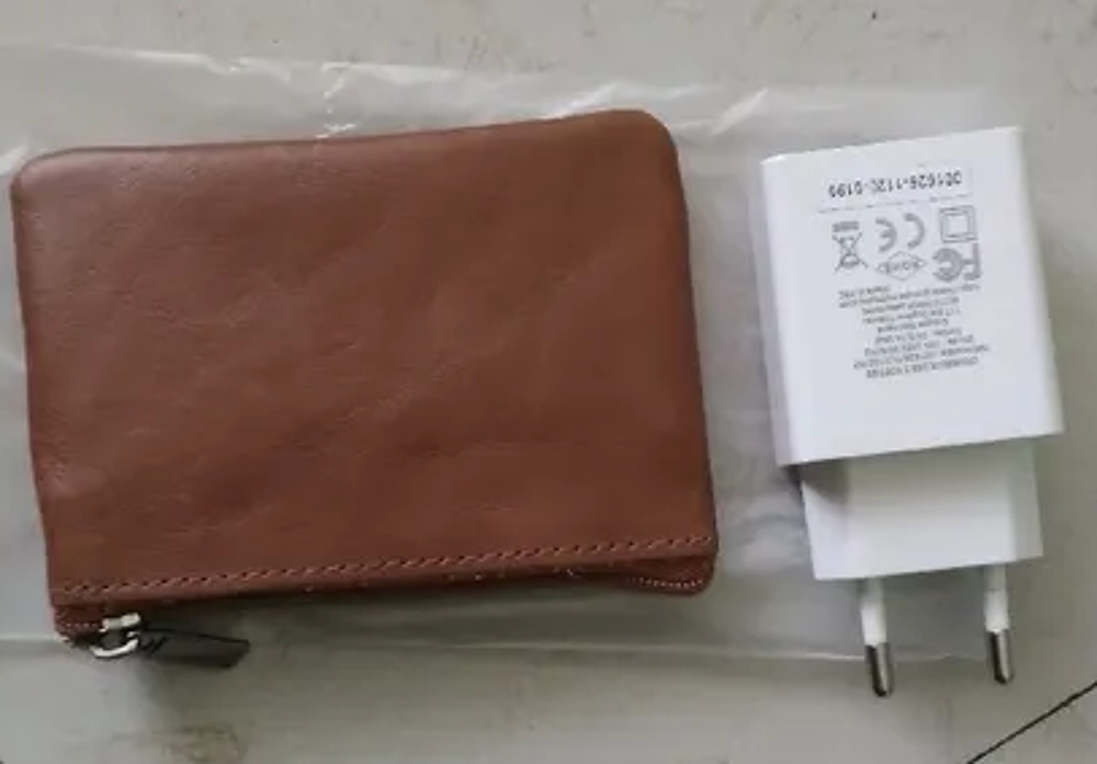 Petit porte-monnaie en cuir brun
Maroquinerie