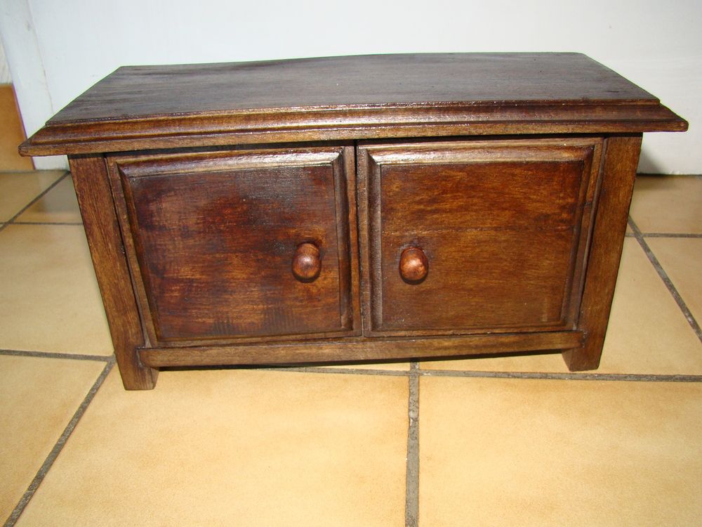 Petit buffet en bois de poup&eacute;e - vintage Jeux / jouets