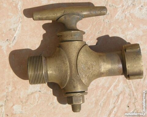 Robinet ancien en cuivre (mod�le N�4) 15 Poey-de-Lescar (64)