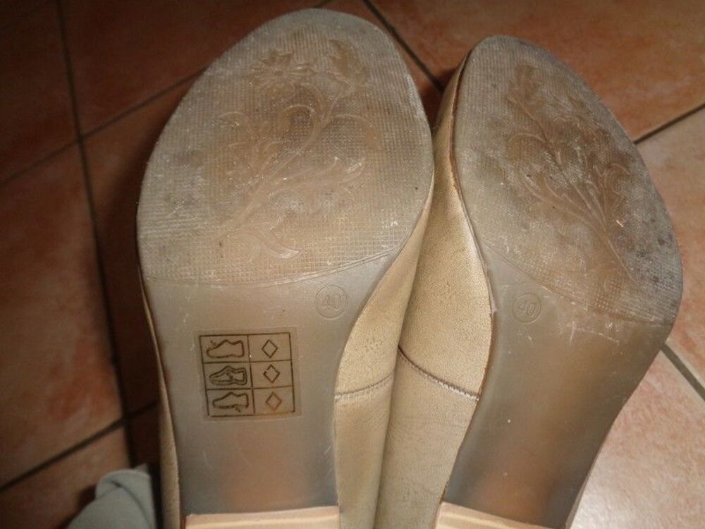 Escarpins taupe P40 quasi neufs &agrave; 10 euros Chaussures