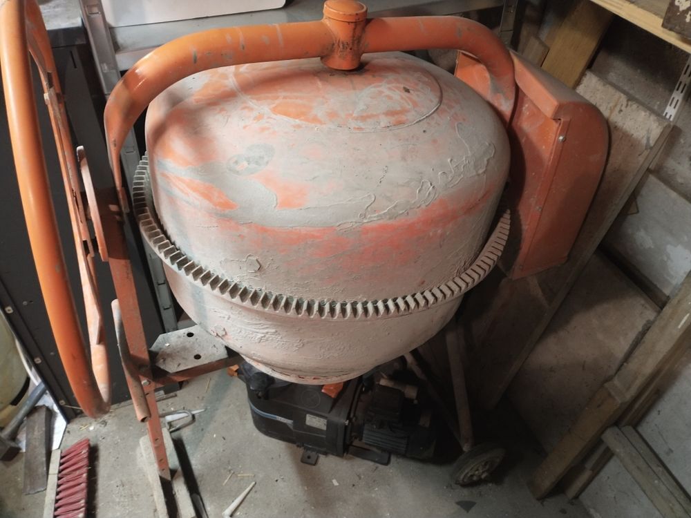 b&eacute;tonni&egrave;re &eacute;lectrique 120litres Bricolage