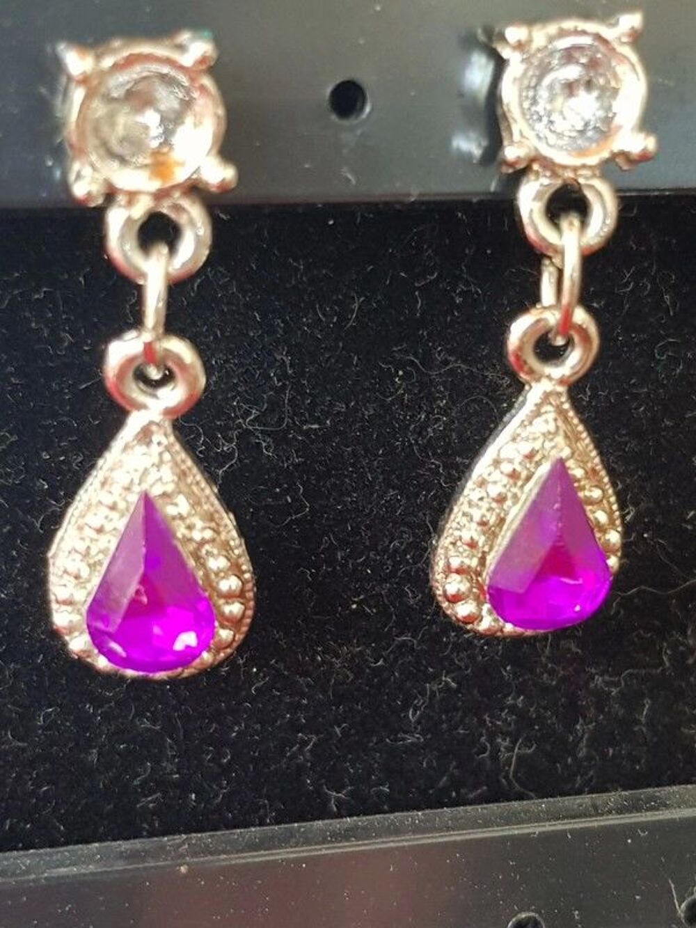Boucles d oreilles argent&eacute;es et violettes neuves 3 cm de lon Bijoux et montres