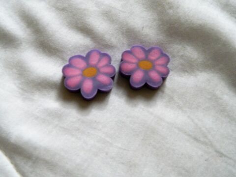 LOT DE 2 GOMMES FORME FLEURS 1 Villiers (86)