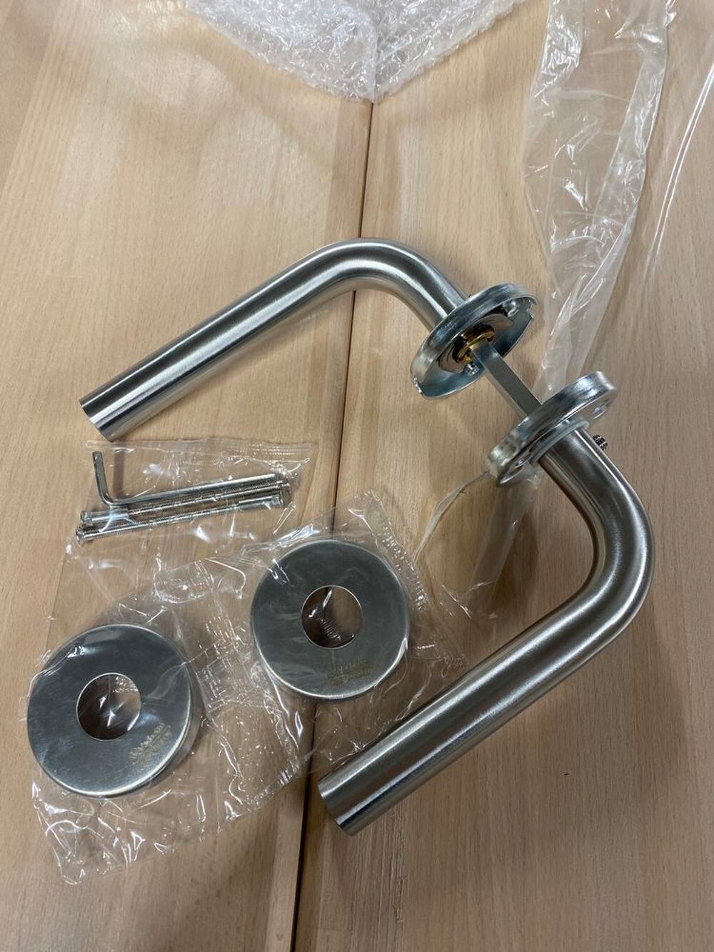 jeux de poign&eacute;es de porte inox bross&eacute; sur rosace Bricolage