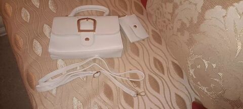 Petit sac � main carr� tendance au couleur blanc
Neuf sans � 30 N�mes (30)