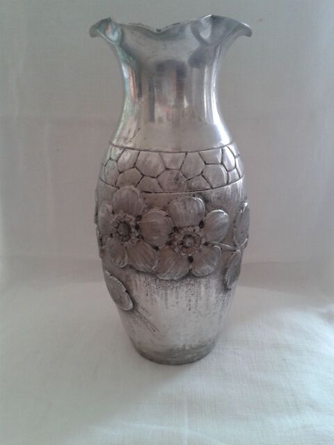 Vase en tain repouss L.BELLA  35 Dijon (21)