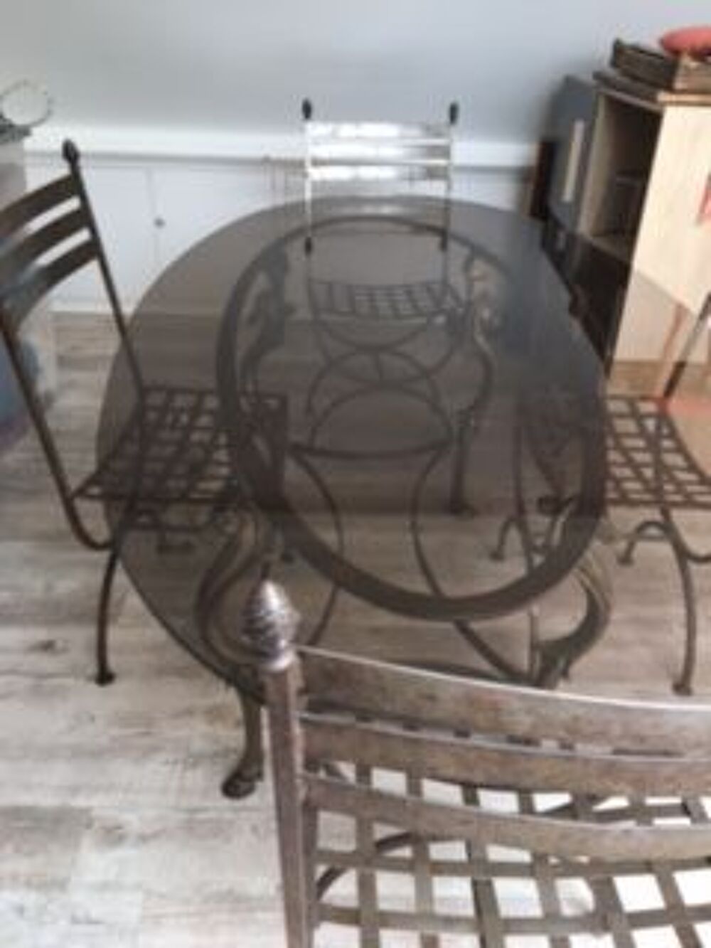 TABLE EN FER DESSUS VERRE PLUS 4 CHAISES Meubles