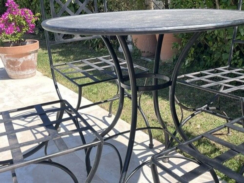 Salon avec une table et quatre chaises. Jardin