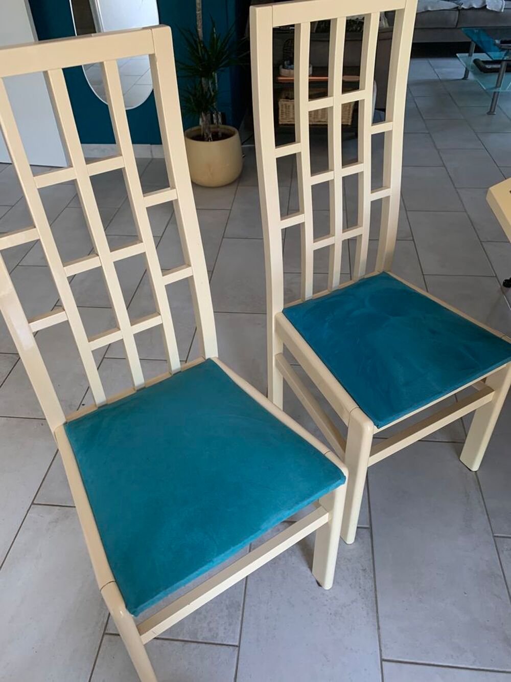  Table , 4chaises et meuble de rangement Meubles