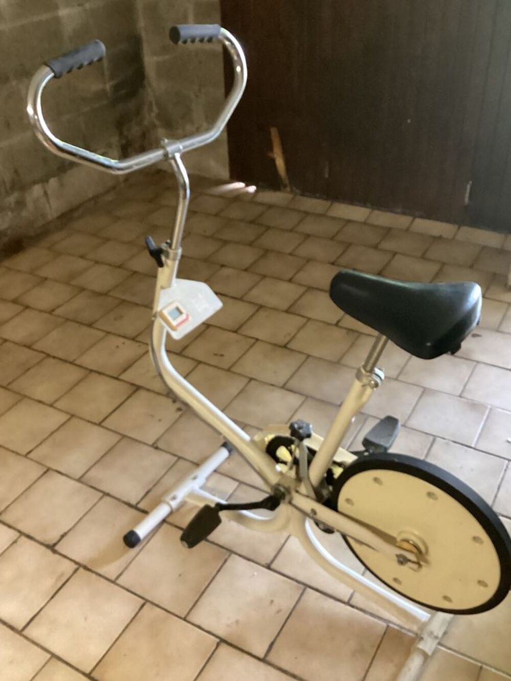 V&eacute;lo appartement peu e encombrant avec compteur Vélos