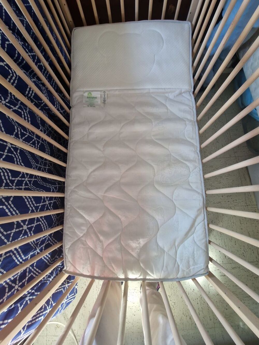 lit &agrave; barreaux avec matelas t&ecirc;te sur&eacute;lev&eacute; Puériculture