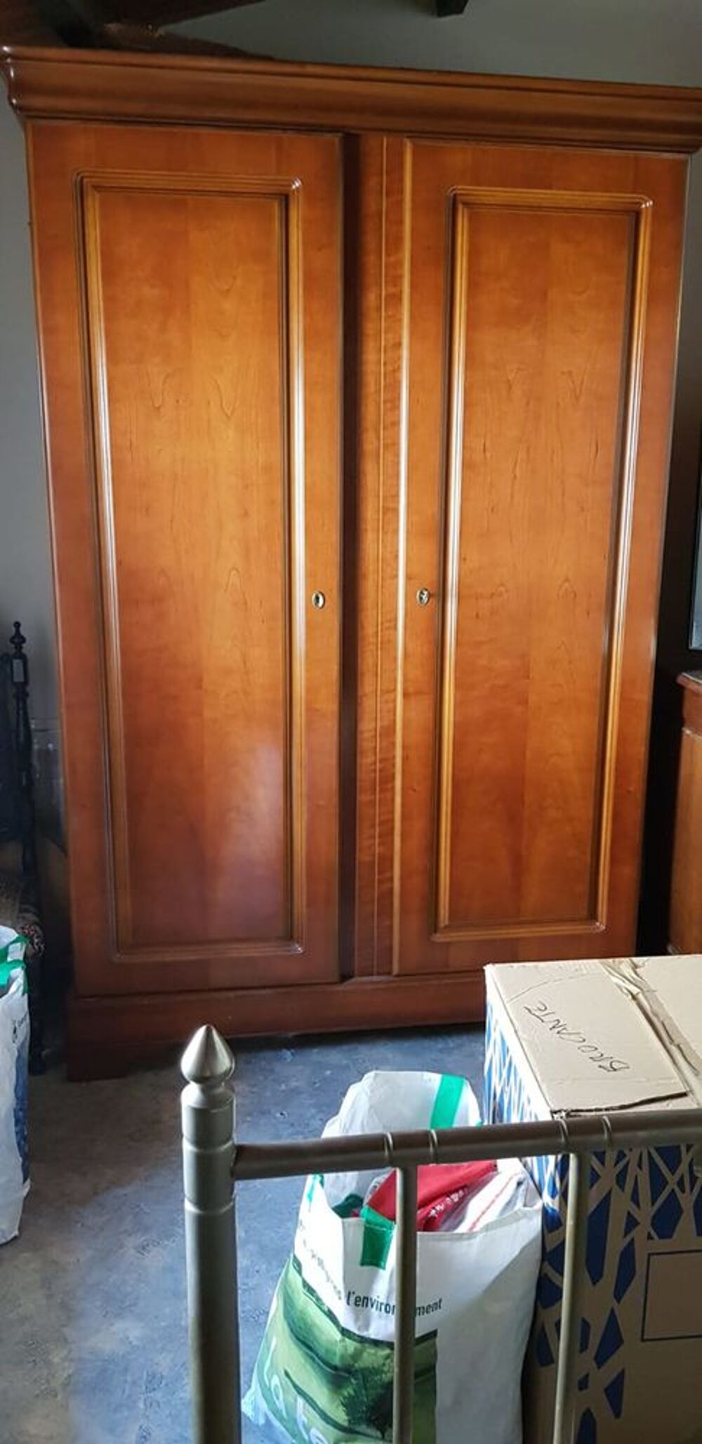 Armoire en bois massif Meubles