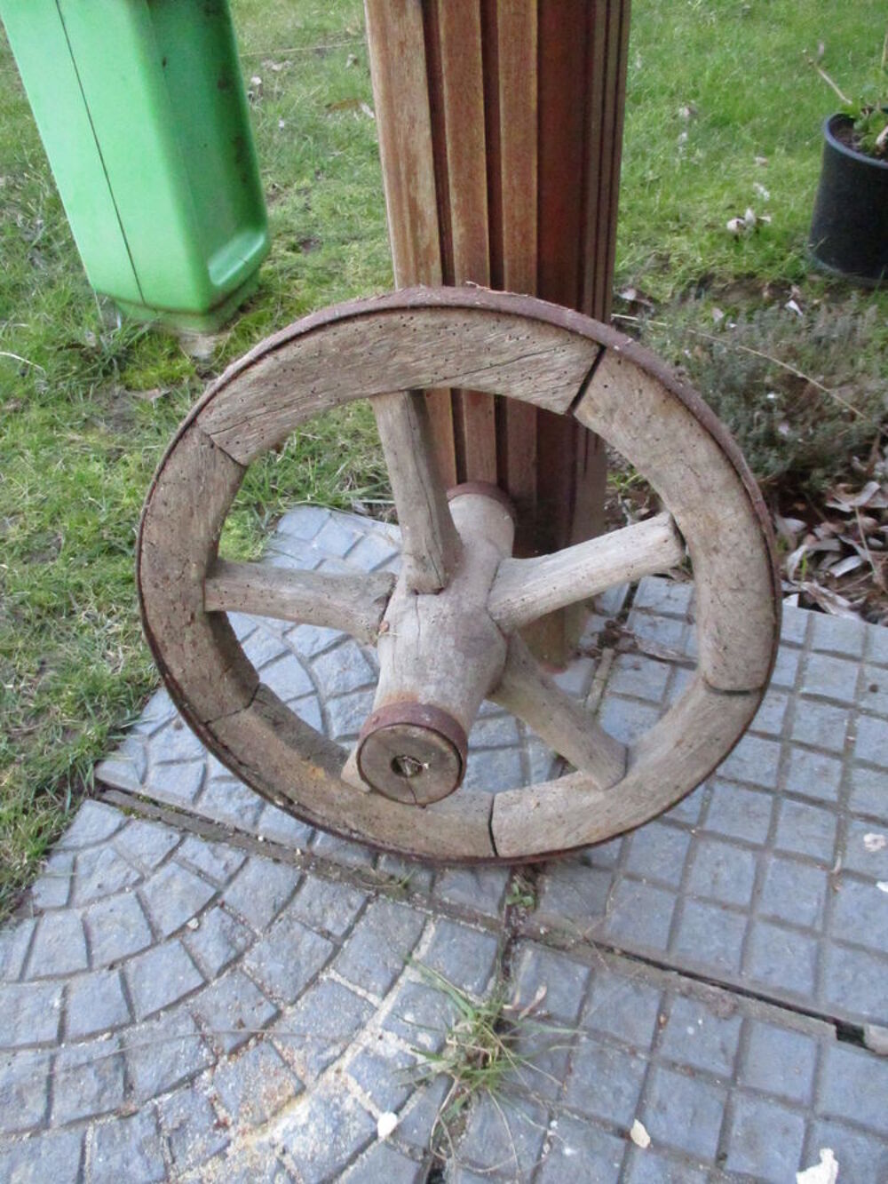 Ancienne roue de chariot diam&egrave;tre 45 cm et autres Dcoration