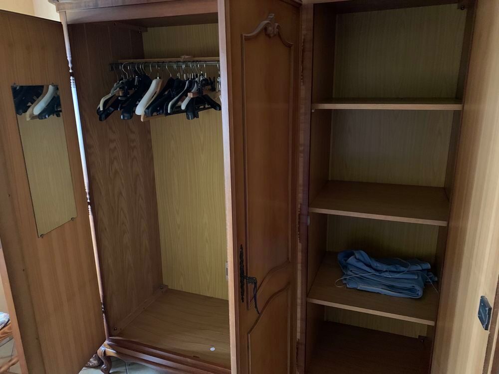 tr&egrave;s belle armoire et sa table de nuit Meubles