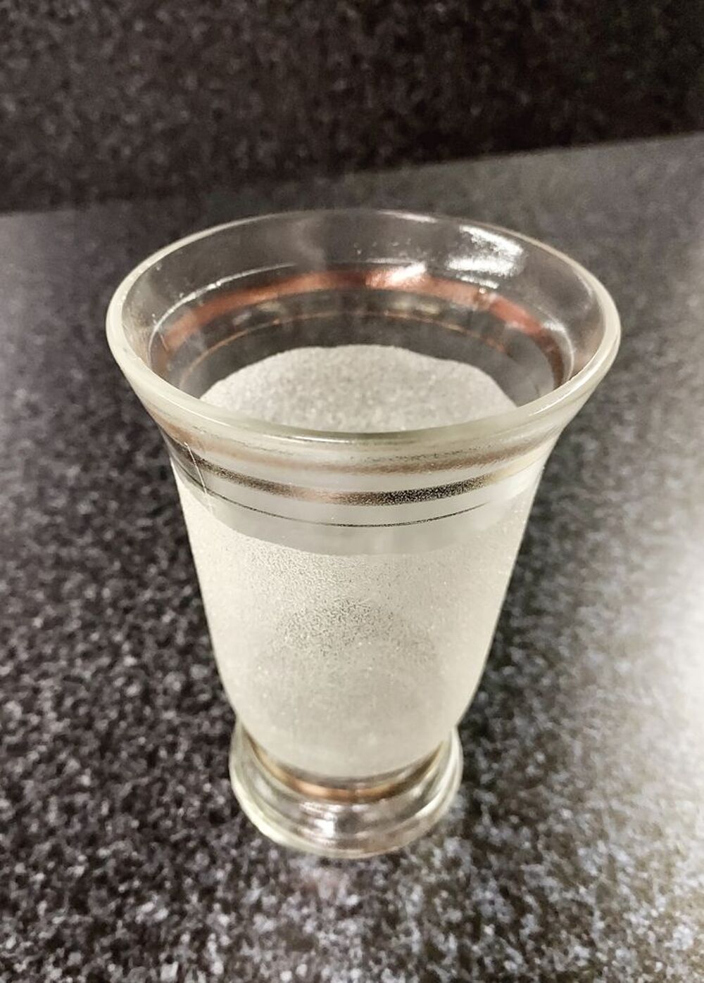 Beau vase vintage avec dorures et verre granit&eacute; Décoration