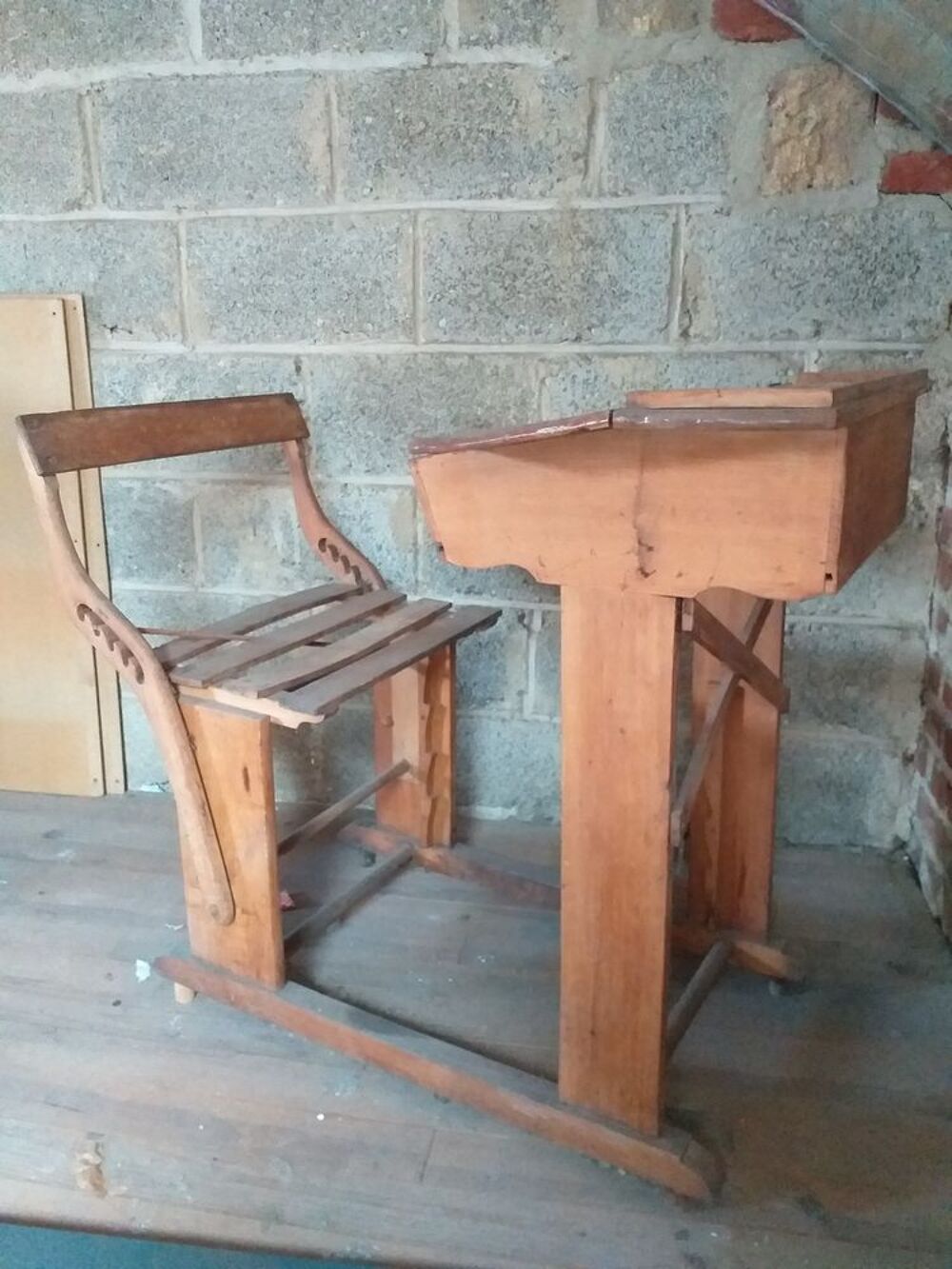 Pupitre d'&eacute;colier en bois avec casier (mod&egrave;le rare) Meubles