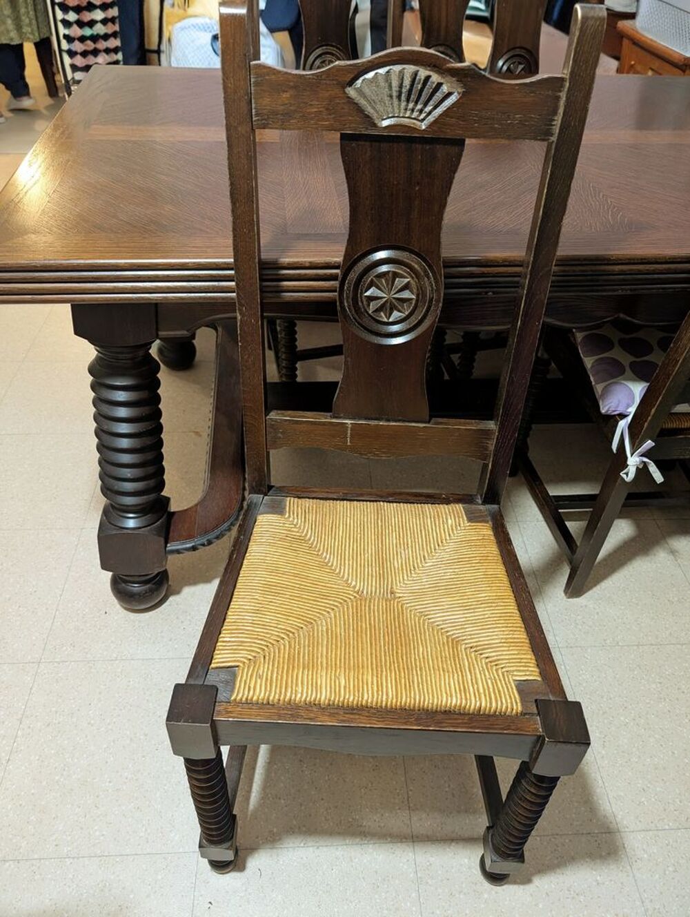 Table rectangulaire bois fonc&eacute; avec chaises Meubles