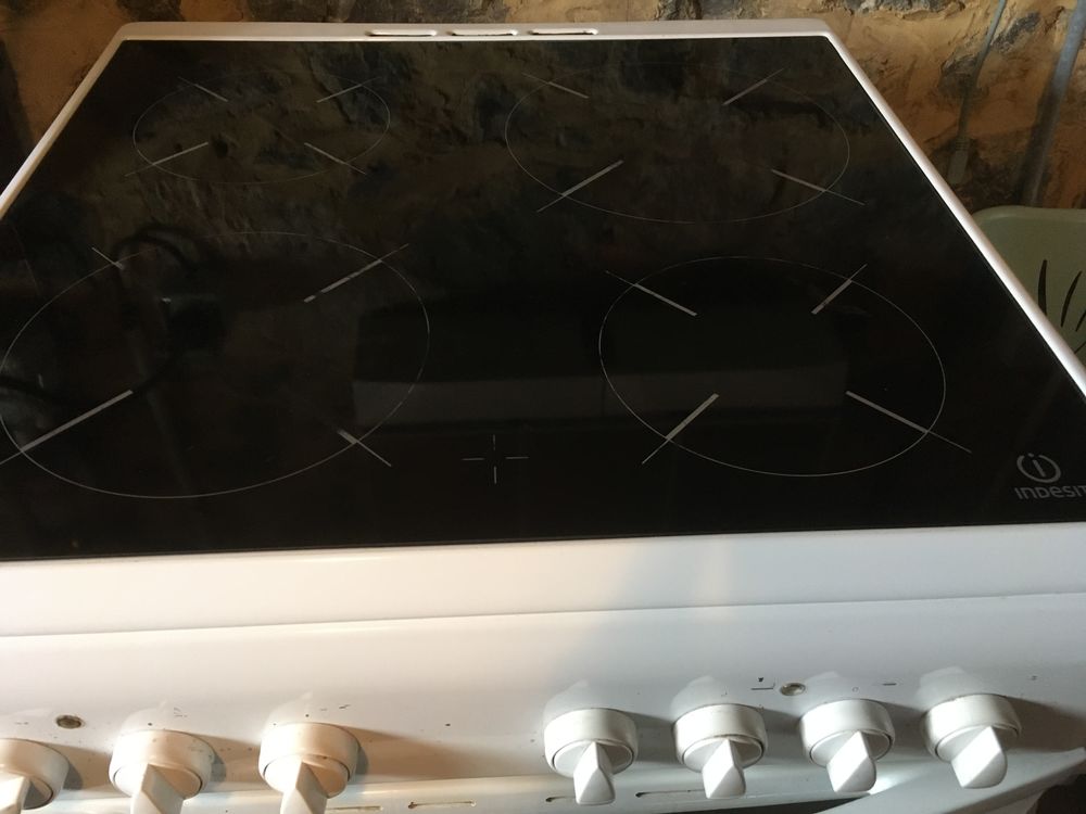 CUISINIERE PLAQUE VITRO CERAMIQUE ET FOUR INDESIT Electroménager