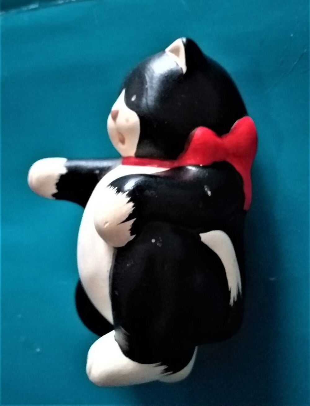  CHAT noir et blanc, avec ruban rouge Dcoration