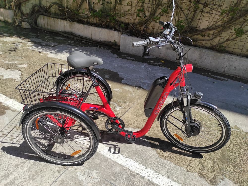 Tricycle &eacute;lectrique Damius avec grand panier &agrave; l'arri&egrave;re Vélos