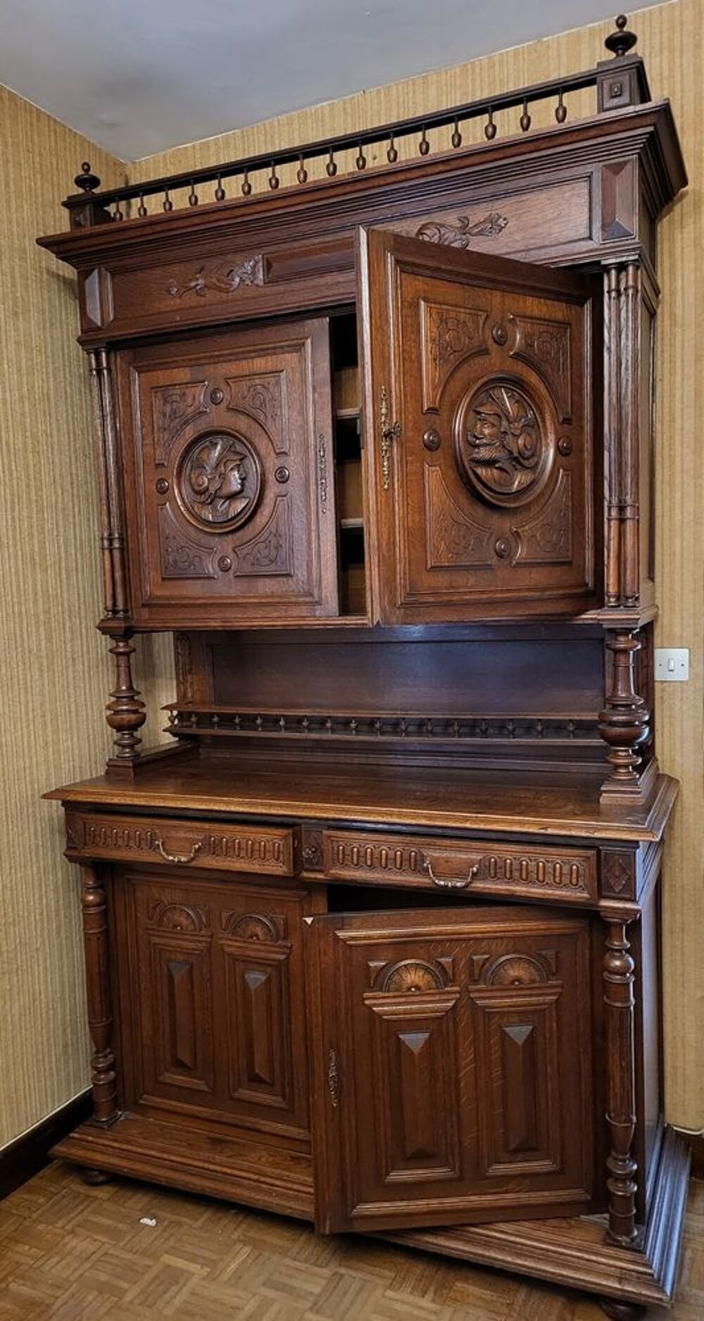 Vaisselier en ch&ecirc;ne massif style Henri IV Meubles