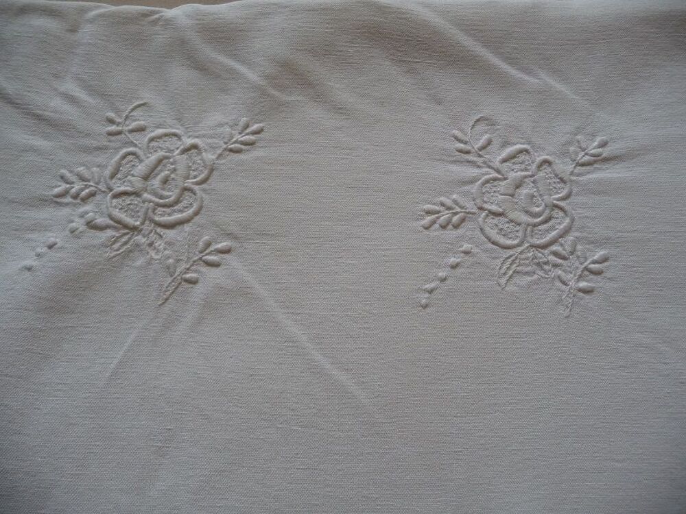 Drap ancien broderies fleurs blanches Dcoration