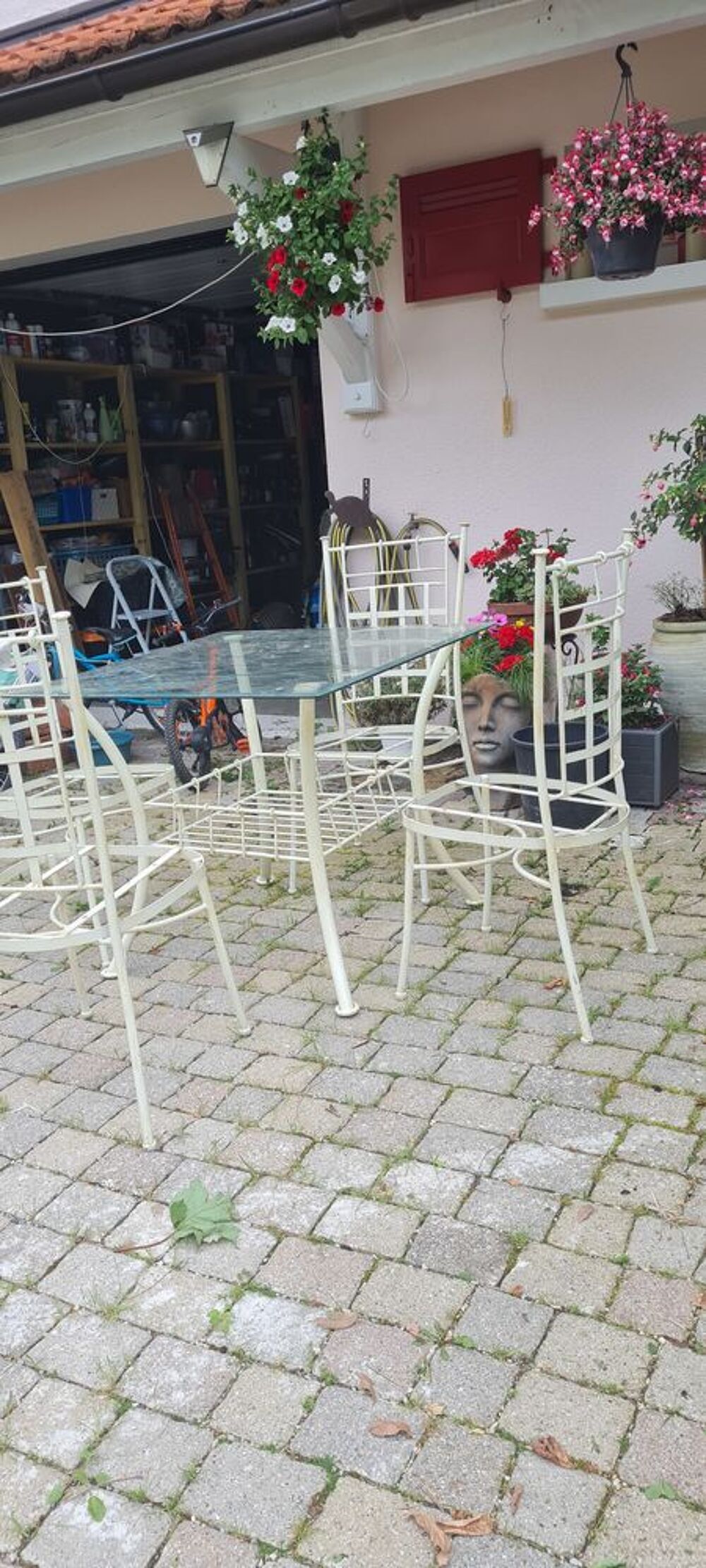 Table ext&eacute;rieur en m&eacute;tal avec ses 4 chaises. Couleur beige. Jardin