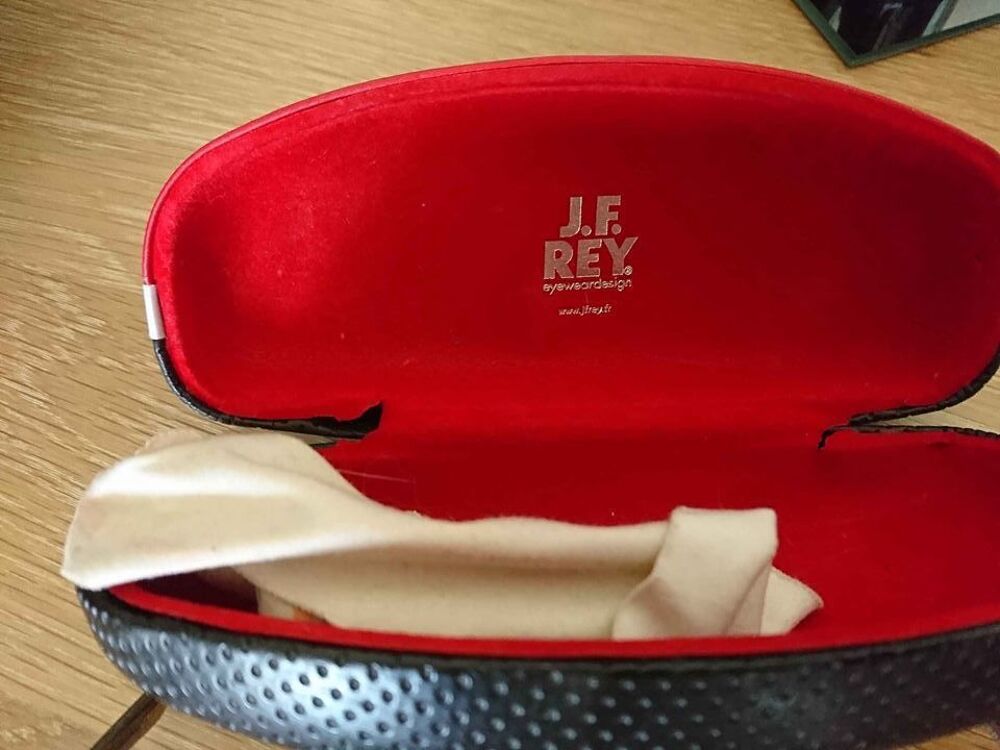Tr&egrave;s jolies lunettes JF Rey Bijoux et montres