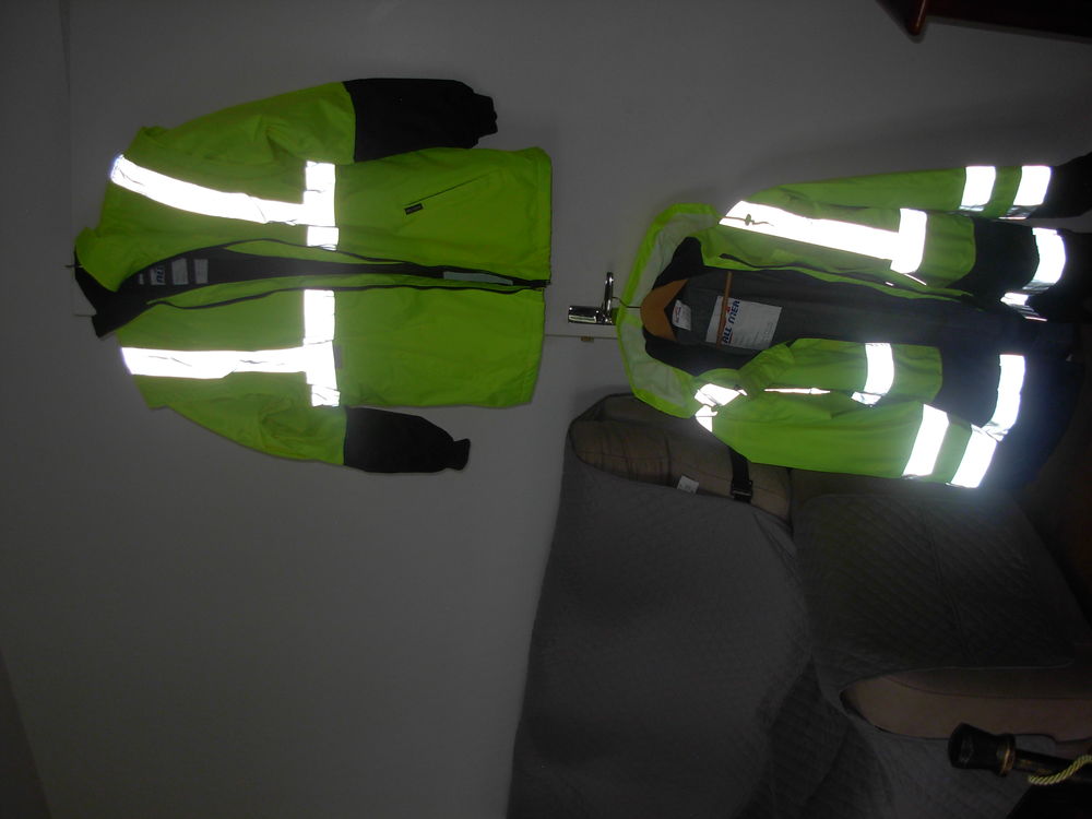 Parka 2 en 1 XL neuves dont 1 veste amovible 100 % polyester Vêtements