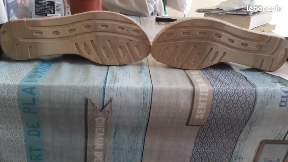 chaussure, sandalettes en cuir marron avec 1 fleur neuf Chaussures
