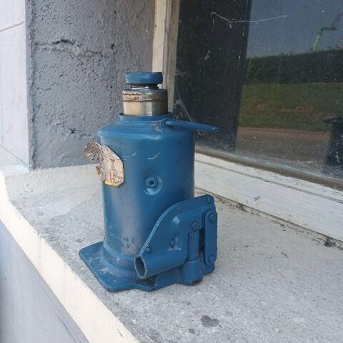 Cric hydraulique 60 Renwez (08)