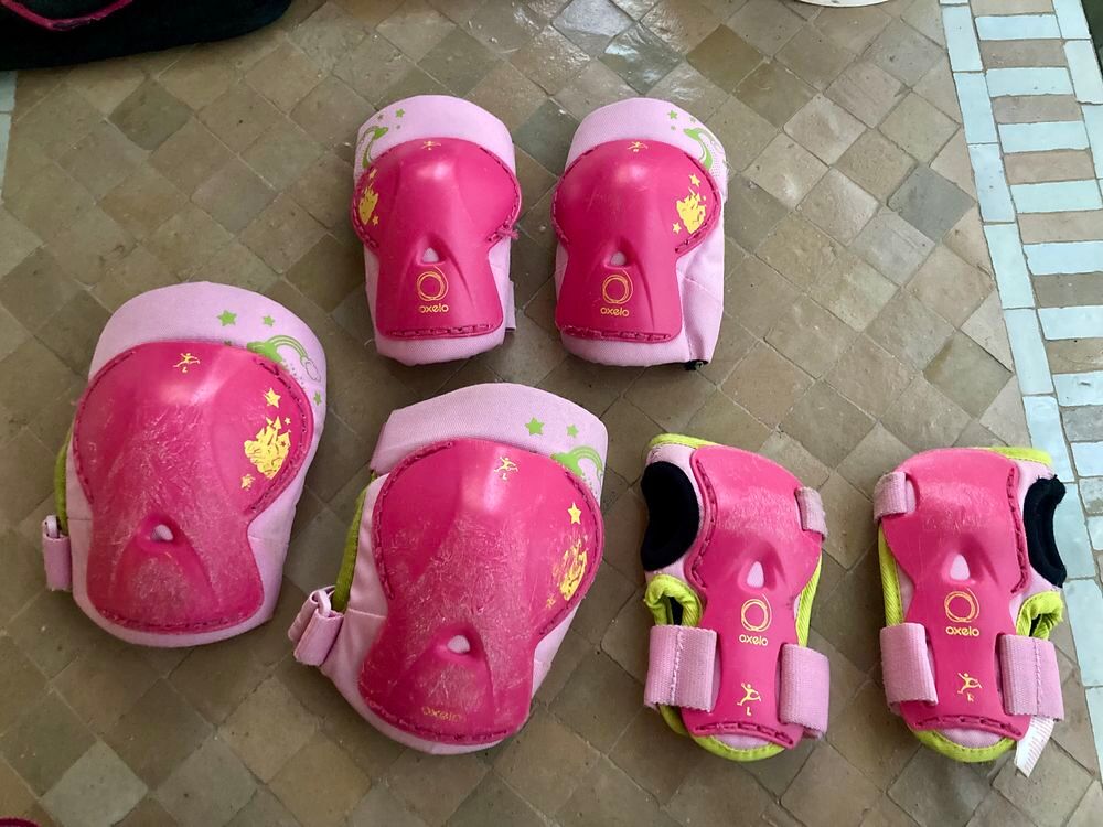 Ensemble de rollers, protections et casque Sports