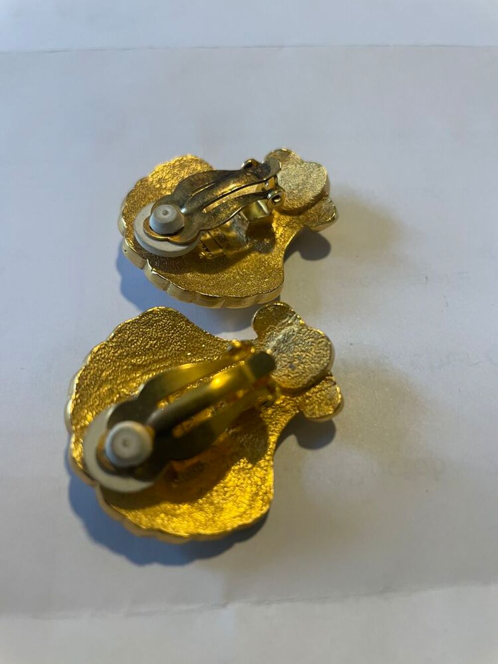BO Boucles d'Oreilles clip coquillage dor&eacute; strass multicolor Bijoux et montres