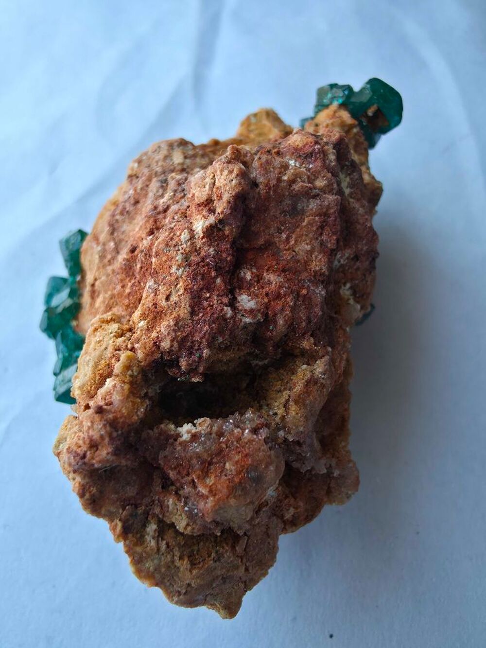 Magnifique Dioptase sur Matrice-Cristaux Vert Emeraude-RDC 50g 