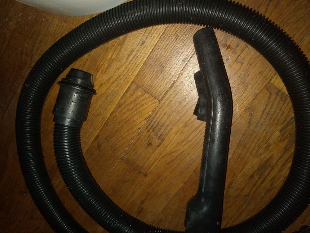 Aspirateur Hoover Arianne 1500 : bloc aspirateur, flexible Electroménager